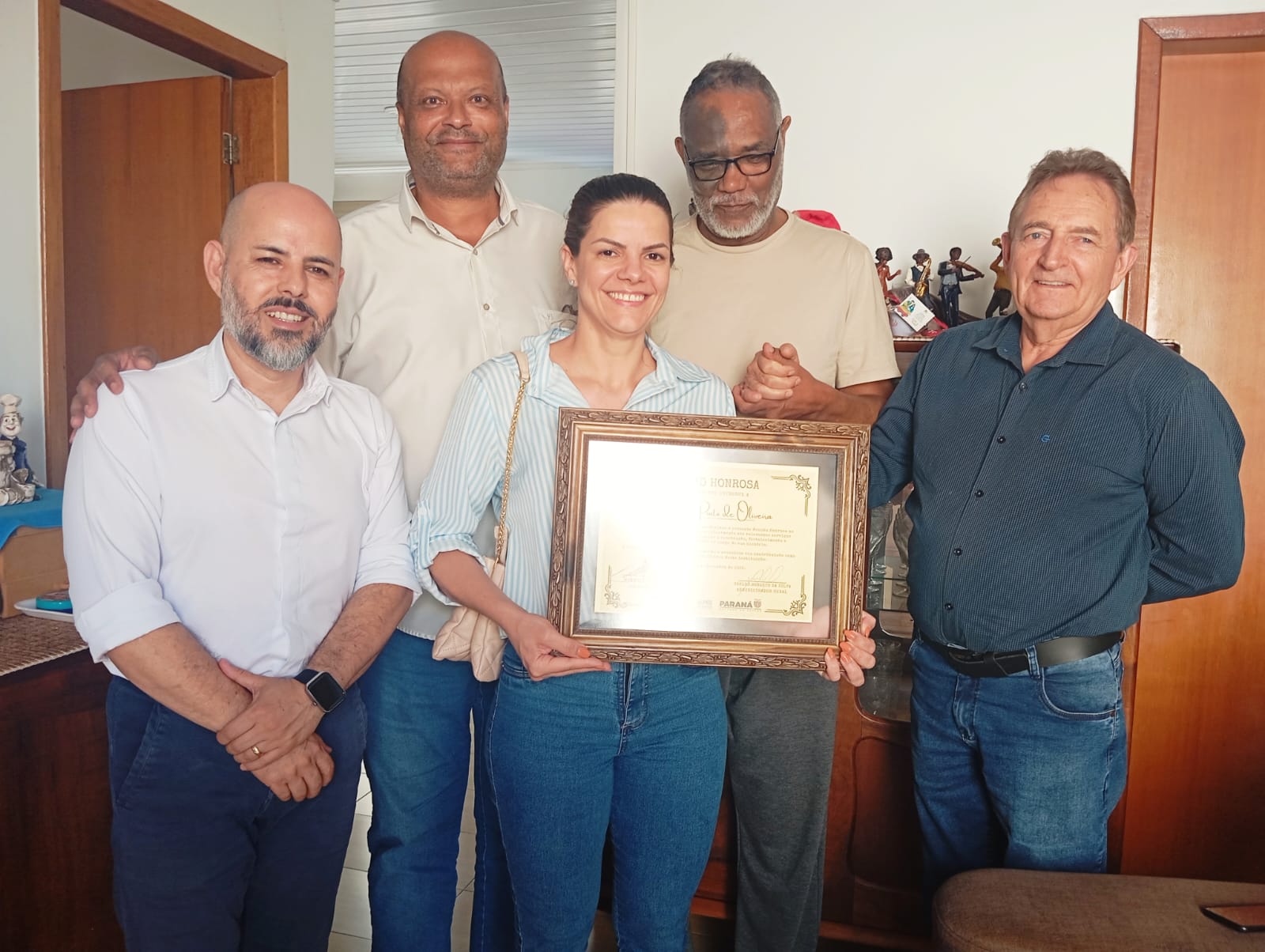 Equipe do CISOP entrega homenagem a um dos fundadores da instituição